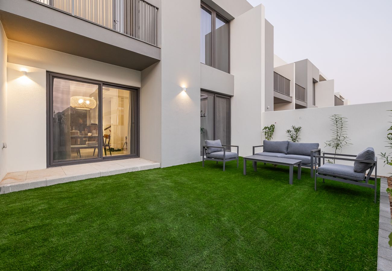 公寓 在 Dubai - Exquisite 3-Bedroom Villa in Tilal Al Ghaf with Private Garden and Modern Amenities I B329