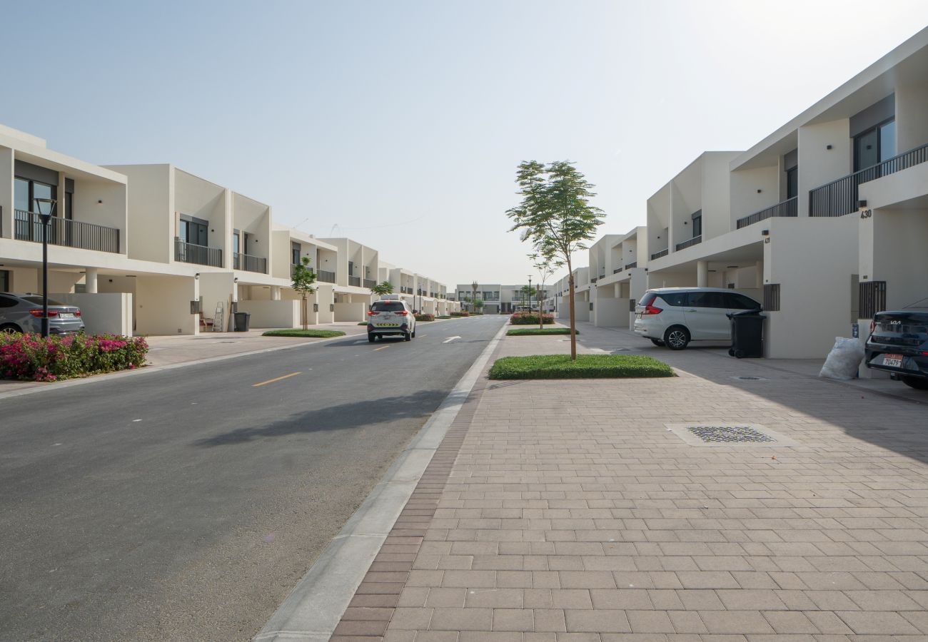 公寓 在 Dubai - Spacious 3-Bedroom Townhouse with Maid’s Room & Private Garden
