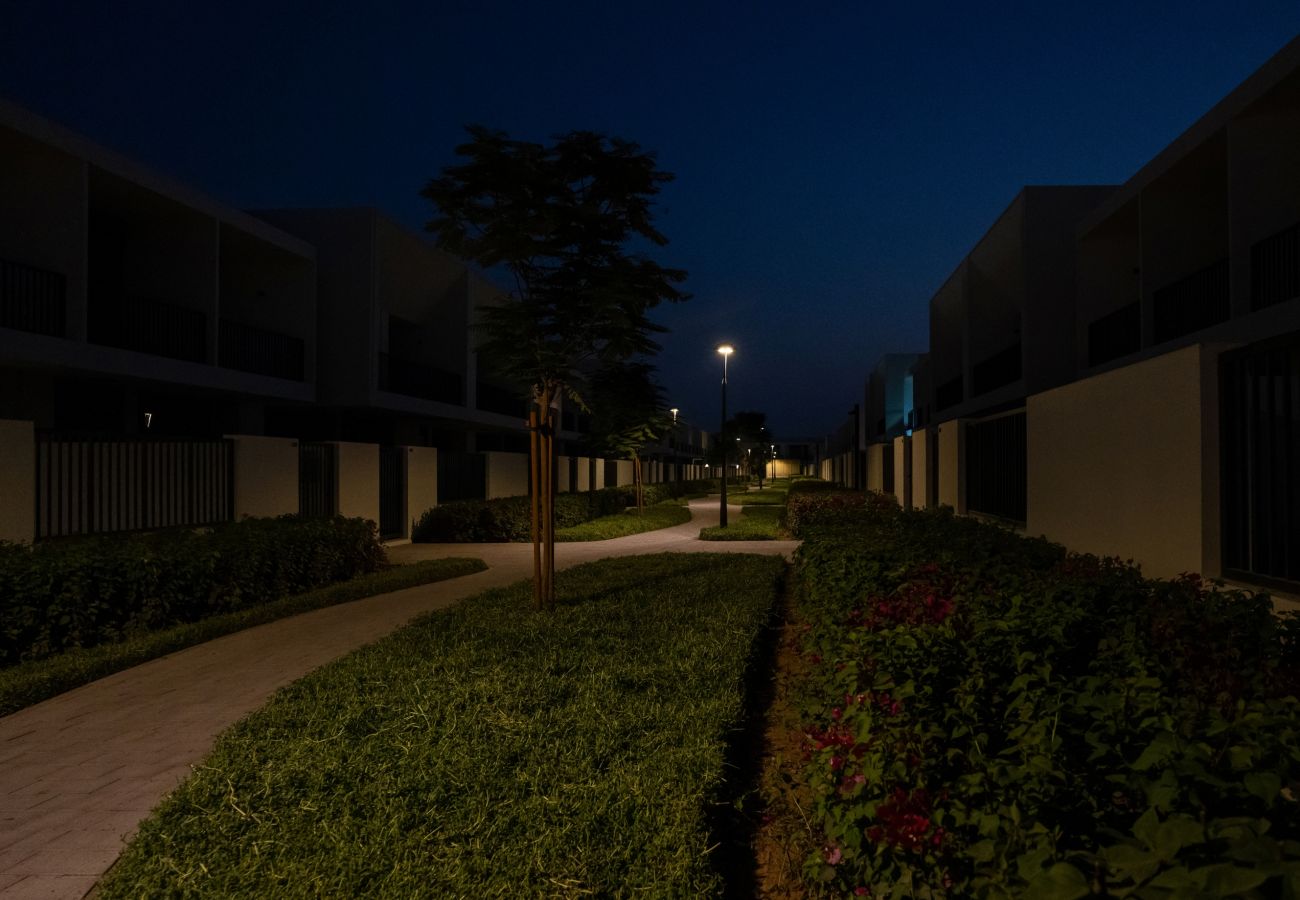 公寓 在 Dubai - Spacious 3-Bedroom Townhouse with Maid’s Room & Private Garden