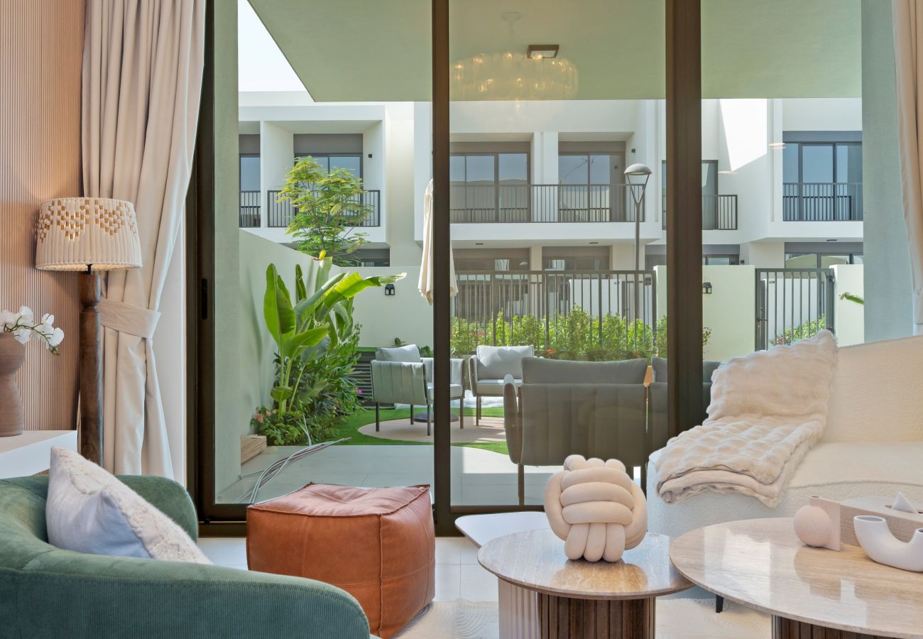 Townhouse 在 Dubai - Modern 3-Bedroom Townhouse with Maid’s Room & Private Garden