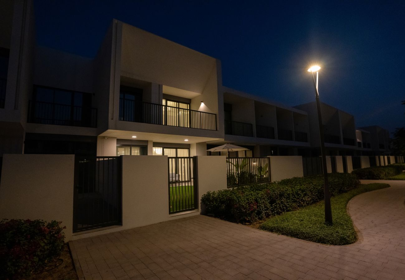 Townhouse 在 Dubai - Modern 3-Bedroom Townhouse with Maid’s Room & Private Garden