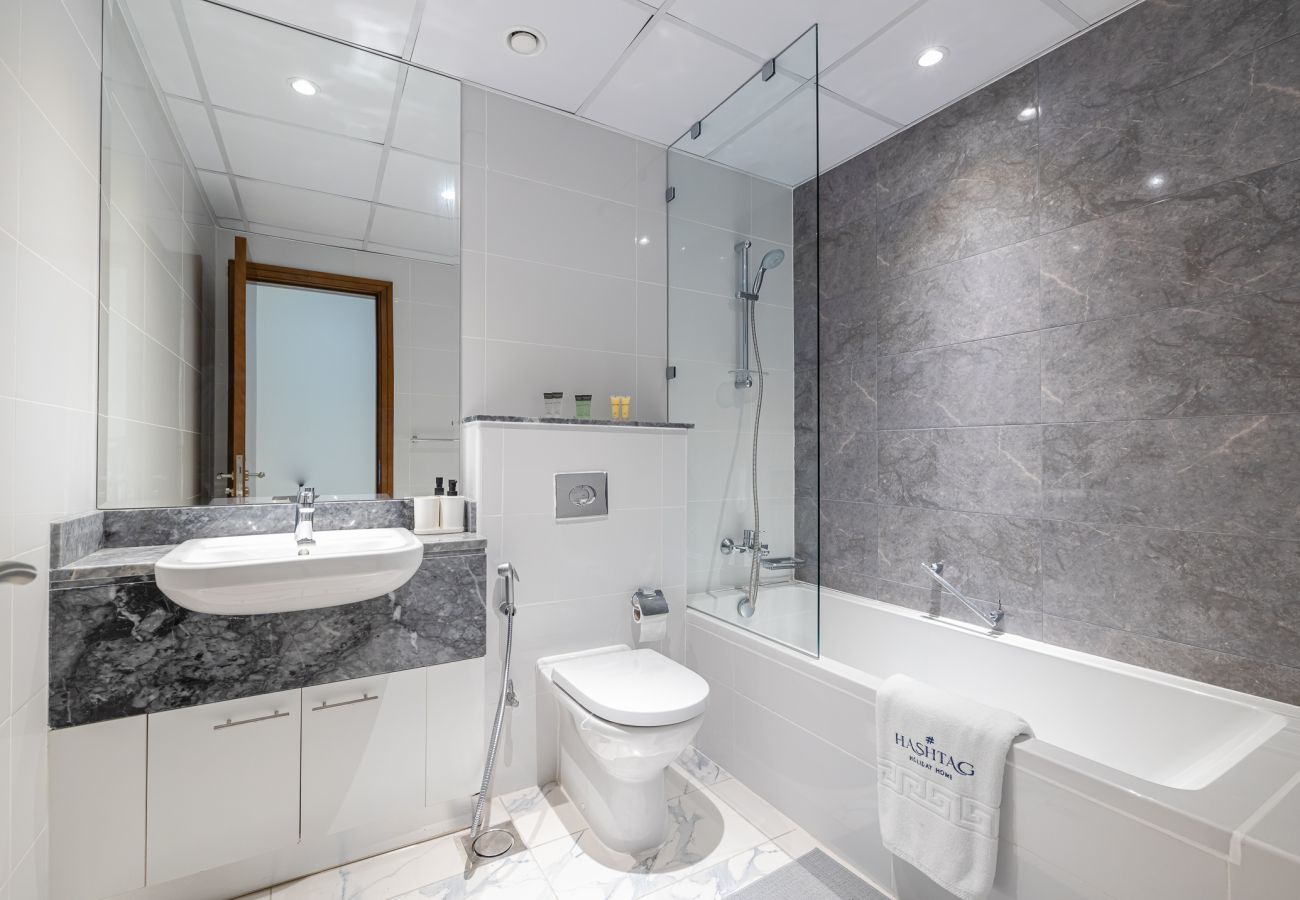 公寓 在 Dubai - Spacious  3BDR + maid room / Business Bay /Noora Tower 