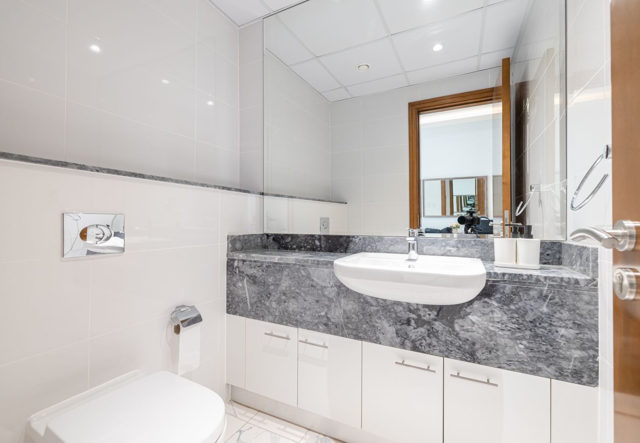 公寓 在 Dubai - Spacious  3BDR + maid room / Business Bay /Noora Tower 