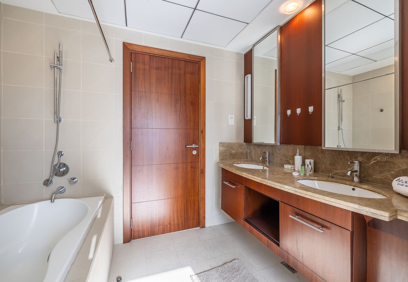 公寓 在 Dubai - Spacious 3-Bedroom Apartment with Stunning Downtown City Views