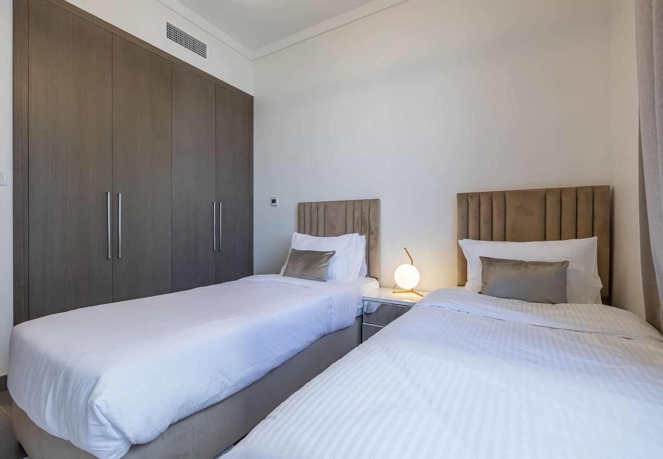 公寓 在 Dubai - Elegant 3-Bedroom Apartment with Maid’s Room in Creek Gate – Dubai Creek Harbour