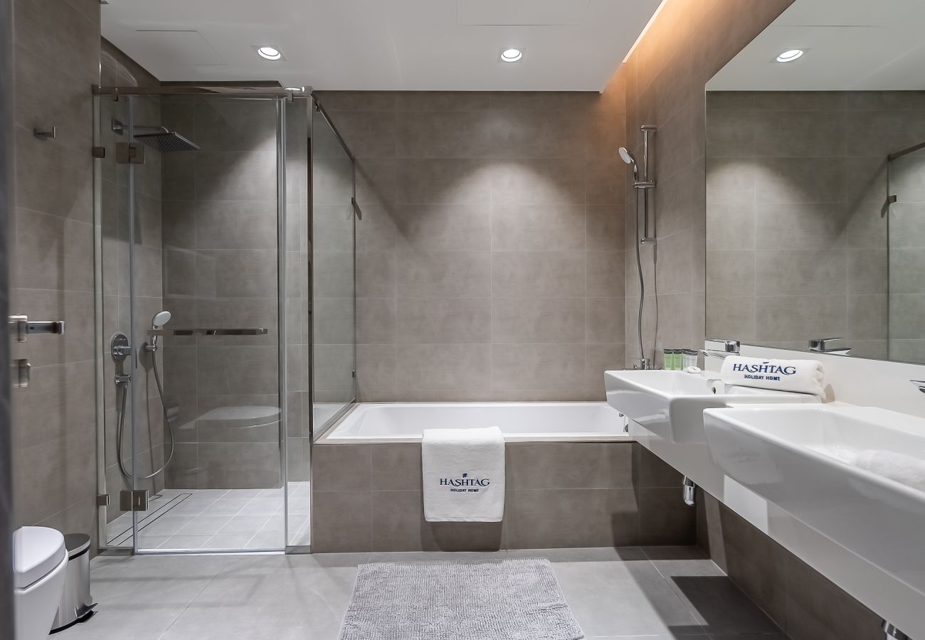 公寓 在 Dubai - Spacious 3BDR + Maid Room / Residences 13 / District One