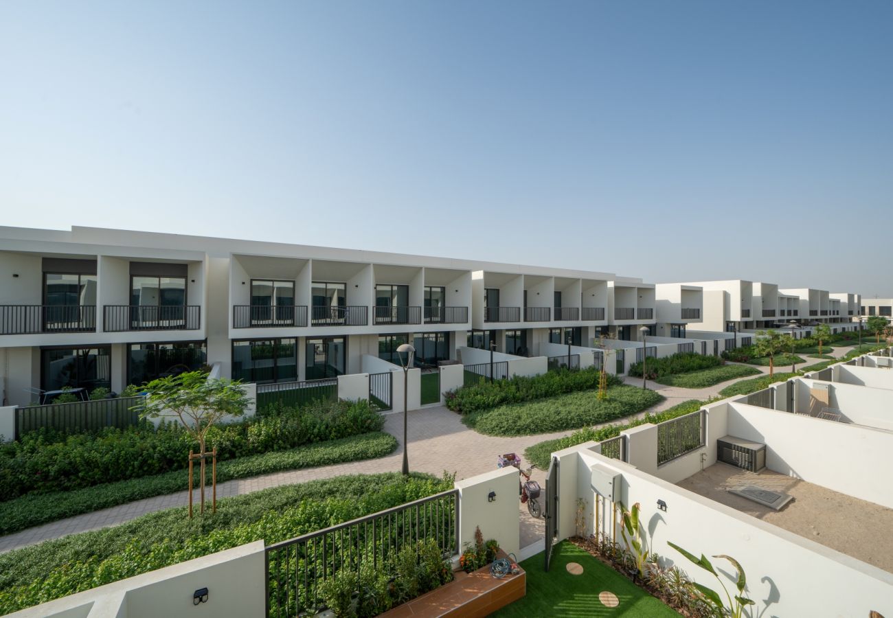 Townhouse 在 Dubai - Spacious 3-Bedroom Townhouse with Maid’s Room & Private Garden