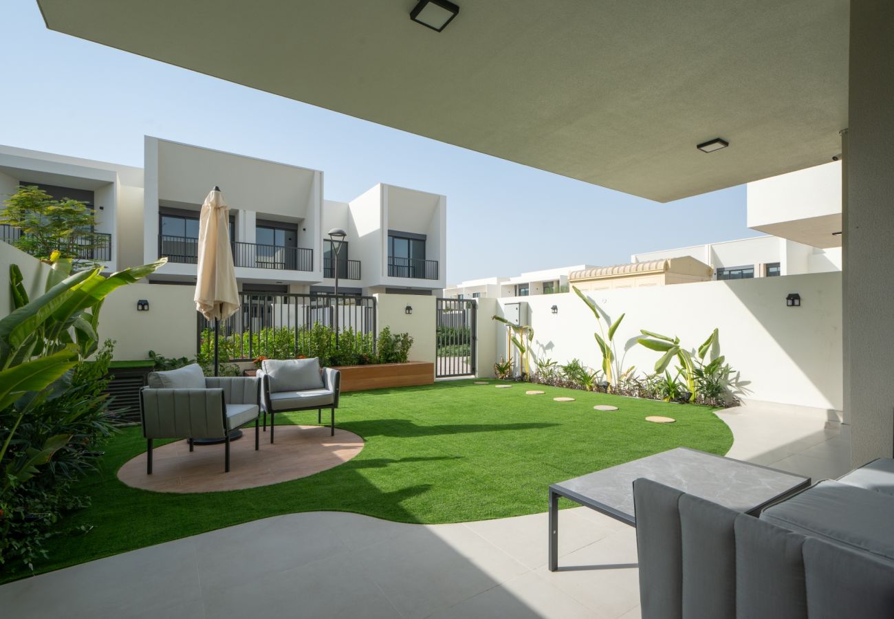 Townhouse 在 Dubai - Spacious 3-Bedroom Townhouse with Maid’s Room & Private Garden