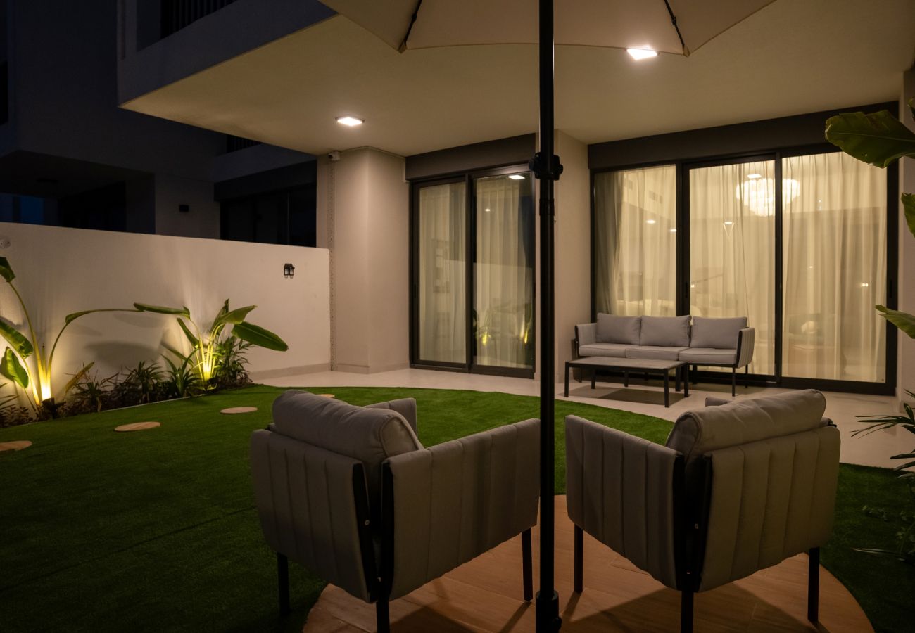 Townhouse 在 Dubai - Spacious 3-Bedroom Townhouse with Maid’s Room & Private Garden