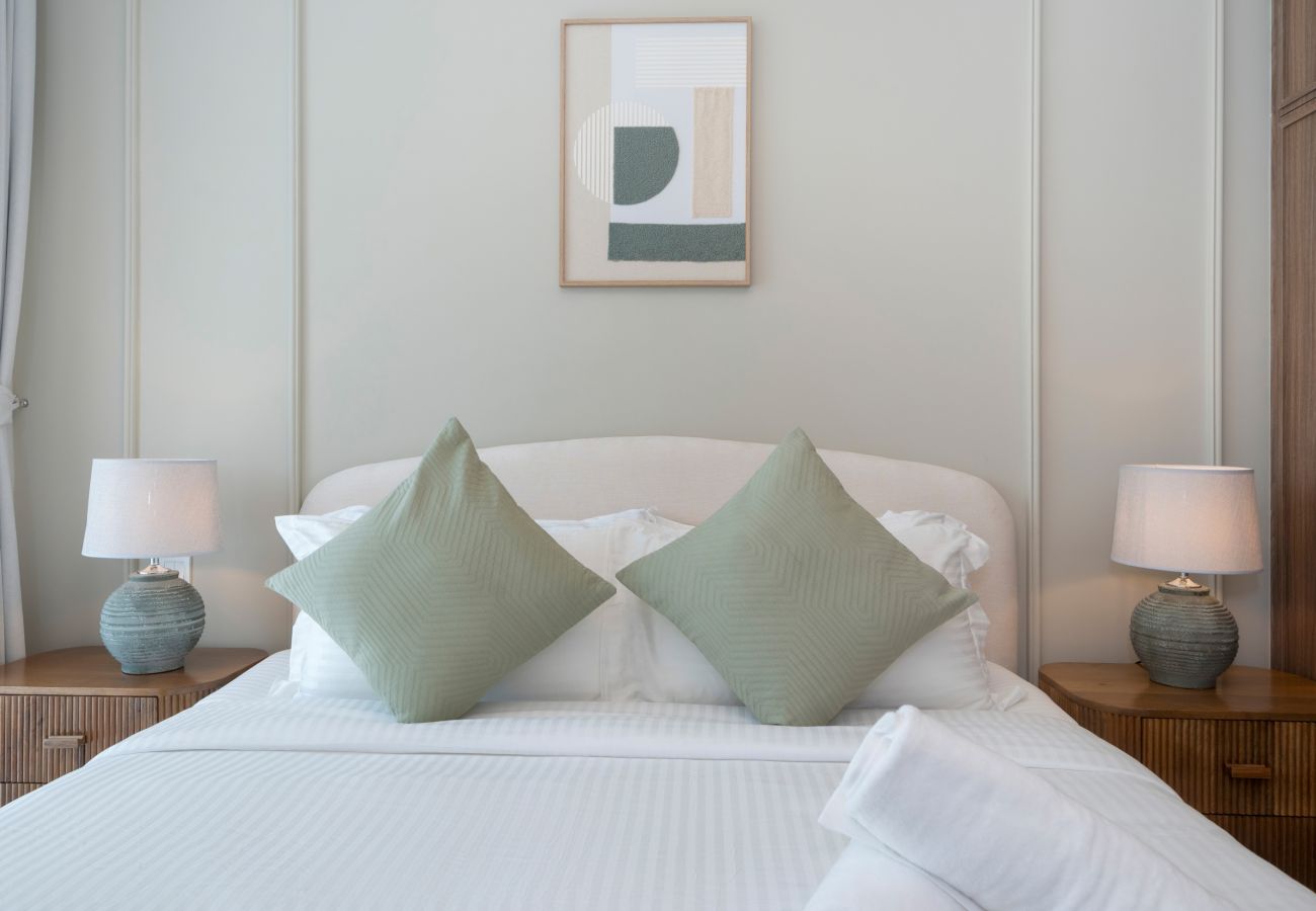 Townhouse 在 Dubai - Spacious 3-Bedroom Townhouse with Maid’s Room & Private Garden