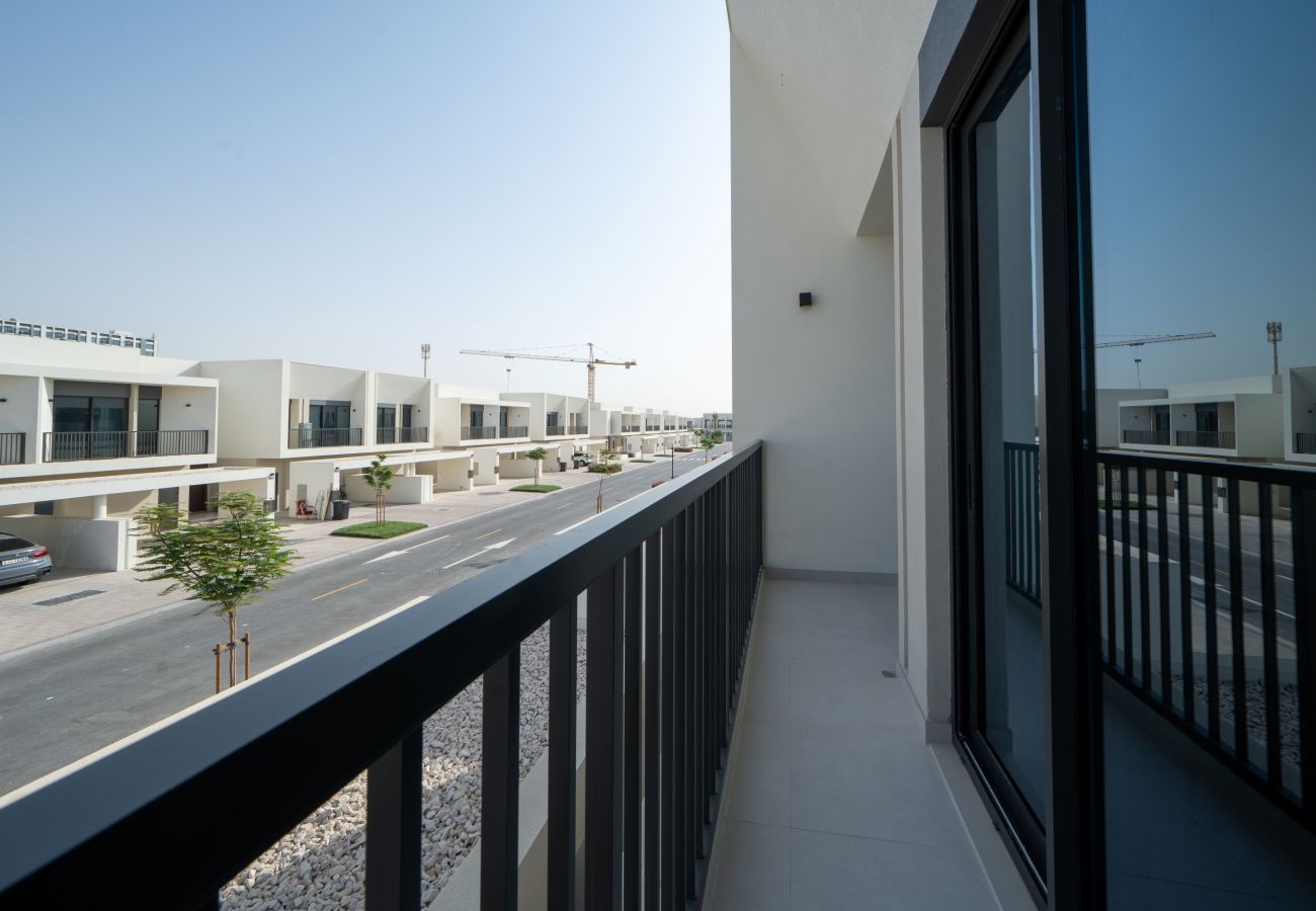 Townhouse 在 Dubai - Spacious 3-Bedroom Townhouse with Maid’s Room & Private Garden